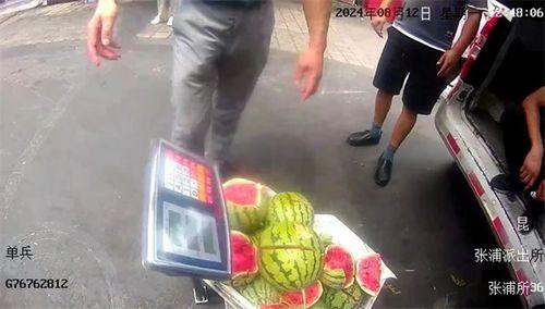 吃瓜群众摔护栏视频播放,惊险瞬间!吃瓜群众摔护栏视频引网友热议