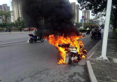 电动车起火吃瓜群众,吃瓜群众围观下的安全警示