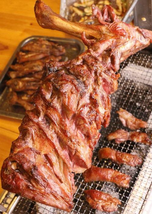 吃瓜群众啃羊腿视频,现场直播美食盛宴