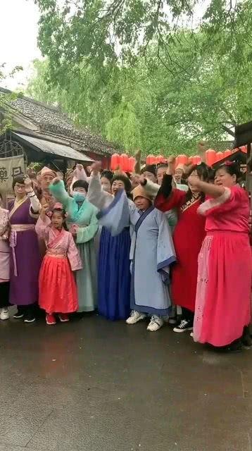 吃瓜群众看舞台上的表演,吃瓜群众现场直击表演盛况