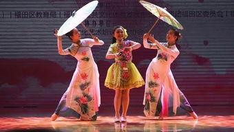 吃瓜群众看舞台上的表演,吃瓜群众现场直击表演盛况